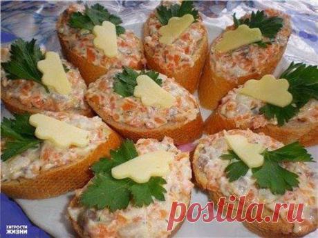 Ложная икорка

Ингредиенты:

●Сельдь — 1 шт
●Масло сливочное — 150 г
●Сырок плавленый — 2 шт
●Морковь (небольшая) — 3 шт

Приготовление:

Селедку почистить от внутреностей, кожи и костей. Морковь отварить до готовности.

Селедку, морковь, масло, сырки перекрутить через мясорубку и размешать. Намазывалка готова. Храниться в холодильнике до 5 дней.