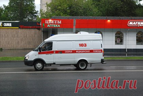14-летний российский школьник сбил медсестру на авто отчима и попал на видео. В Рубцовске Алтайского края 14-летний школьник взял ночью ключи от автомобиля Toyota Corona отчима, поехал на нем кататься и сбил медсестру. ДТП попало на видео. На представленных кадрах видно, как россиянка движется по переходу. Внезапно женщину сбивает иномарка, движущаяся на скорости.