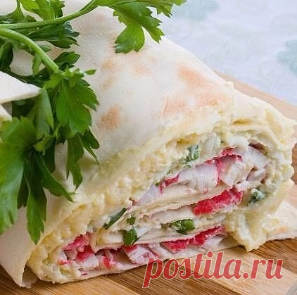 Рулет в лаваше с крабовыми палочками 
Ингредиенты 
яйцо - 1 шт. 
крабовые палочки - 140 г. 
йогурт обезжиренный - 1 баночка (145 г.) 
армянский лаваш 
укроп - по вкусу 
соль - по вкусу 
специи - по вкусу 
Способ приготовления 
Для приготовления рулета в первую очередь необходимо порезать крабовые палочки и яйцо и вместе с мелкопорезанным укропом и йогуртом равномерно распределить по лавашу, добавив необходимые специи. 
Аккуратно завернуть рулет, обернуть фольгой и поставит...