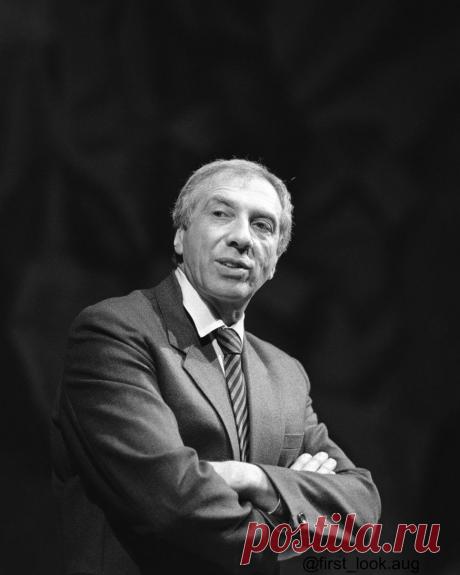 Сергей Юрский. Всё начнётся потом Все начнется потом, когда кончится это Бесконечное, трудное, жаркое лето.Мы надеемся, ждем, мы мечтаем о том, Чтоб скорее пришло то, что будет потом. Нет, пока настоящее не начиналось.Может, в детстве, ну, в юности - самую малость,Может, были минуты, ну, дни, ну, недели…Настоящее будет потом...