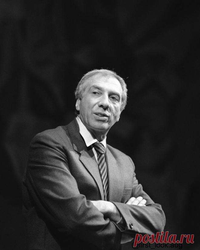 Сергей Юрский. Всё начнётся потом Все начнется потом, когда кончится это Бесконечное, трудное, жаркое лето.Мы надеемся, ждем, мы мечтаем о том, Чтоб скорее пришло то, что будет потом. Нет, пока настоящее не начиналось.Может, в детстве, ну, в юности - самую малость,Может, были минуты, ну, дни, ну, недели…Настоящее будет потом...