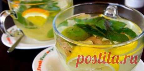 7 рецептов очень вкусного чая 1. Имбирный чай Ингредиенты: ● 1 л воды ● 3 ст. л. мелко натертого имбиря (или порезанного ломтиками), ● 3 ст. л. меда ● щепотка молотого черного перца ● 1 лимон или апельсин ● нарубленные листья мяты (по желанию) Приготовление: В закипевшую воду бросаем натертый имбирь. Когда он пару минут покипит, тщательно процеживаем в чашку. Затем добавляем перец, лимон (апельсин), мяту и мед. Подаем горячим! 2. Облепиховый чай Ингредиенты: ● 150 г облепи...
