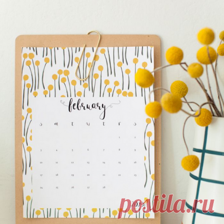 Если вы любите рисовать, порадуйте близких и друзей лучшими рисунками за год. Или создайте свежие. А если у вас есть дети, вы можете отсканировать их рисунки, добавить в Фотошопе календарную сетку и сделать самый милый подарок на свете.