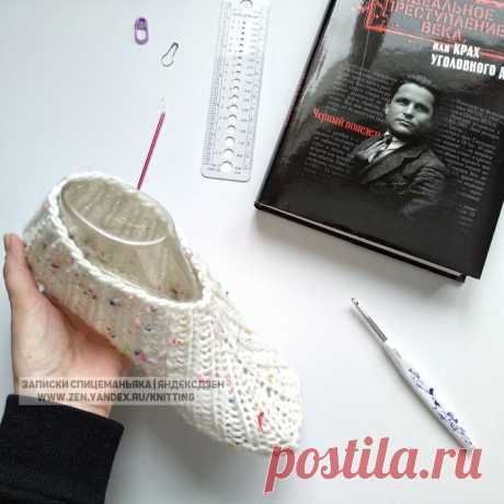Следки 2 спицами без шва в подошве — конструкция из «Работницы» (1976г.) простая, но не обычная!
Модель такого ретро-кроя, часто видела в гостях в детстве на хозяйках. Когда делала материал Оригинальные, несложные носки-сапожки спицами из журнала «Работница» за 1976 год! Мой «перевод» то увидела на странице журнала и ту модель и текст авторства знаменитой Маргариты Максимовой. Листайте фото...
Читай дальше на сайте. Жми подробнее ➡