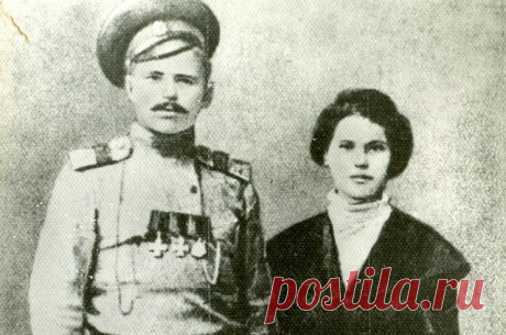 Летит Альбатрос с Тихого Океана над великой Урал–рекой и видит, что по Урал–реке плывет Красный Герой Чапаев с поднятой рукой. – Ты кто такой? – спрашивает Альбатрос Чапаева. – Я – Красный Герой Чапаев. А ты кто? – Я – Альбатрос с Тихого Океана. А почему у тебя одна рука под водой, а другая над? – Это меня Белые Враги в руку ранили… – ХА! А я о другом подумал!... Подробности читайте в нашем материале - &quot;Как жена предала Чапаева&quot;