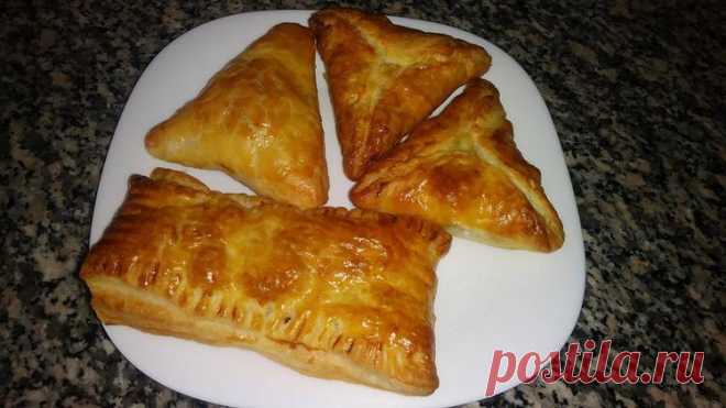 Слойки с картофелем и грибами из слоеного теста