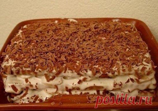 Торт из печенья с бананом на скорую руку
Ингредиенты:
2 пачки сахарного печенья
5-6 бананов
пол-литра сметаны
1 стакан сахара
300 мл молока
киви, клубника, апельсин - количество по желанию (для того, чтобы украсить тортик)
шоколадка
Приготовление:
1. Сметану взбиваем с сахаром, добавляем порезанные кружками бананы.
2. Печенье вымачиваем предварительно в молоке (всего пару секунд), после чего начинаем с него выкладывание слоями торта.
3. На блюдо кладем слой печенья, сверху сметану с бананами