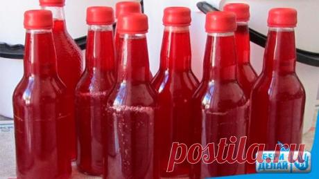 Домашнее вино из малины.
Ингредиенты:
600 г малины
500 г сахара
1 л воды.
Приготовление:
 
1. Сначала подготовь ягоды малины. Их не надо мыть, но обязательно нужно перебрать, убрав всё гнилье. После разомни ягоды до состояния пюре и переложи в чистую и сухую банку. Долей туда 700 мл воды и насыпь 300 г сахара, тщательно перемешай. Емкость должна быть заполнена не более чем на 70 %.
2. Для процесса приготовления вина тебе еще понадобятся медицинские перчатки. Проколи иголкой один из пальцев