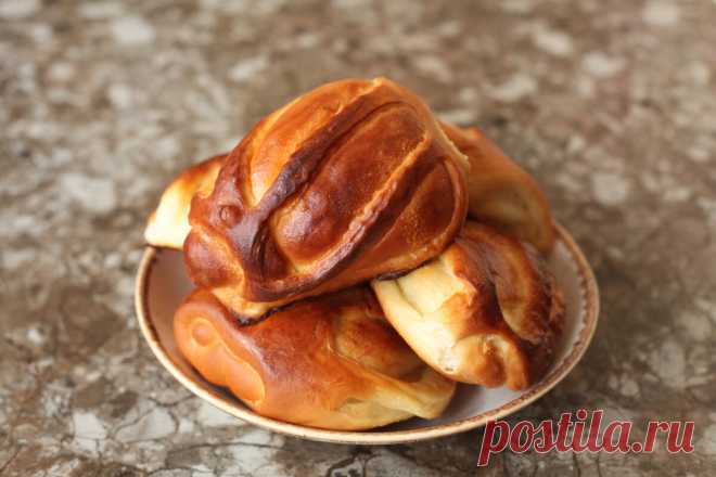 В моём холодильнике всегда есть творог, расскажу какую вкуснятину готовлю к чаю: делюсь рецептом самых воздушных булочек  😋
Творожные булочки получаются очень мягкими, нежными и воздушными.
Готовить их будем без добавления молока, на сметане.
Из указанных ингредиентов получается 10 булочек.
Для приготовления творожных булочек нам понадобится: 500 г муки; 200 мл сметаны; 100 мл растительного масла; 1 пакетик разрыхлителя; 7 г ванильного сахара; 150 г сахара; 2 яйца; щепотка соли.
Приготовление:…