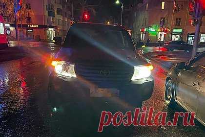 Россиянин за рулем Land Cruiser сбил на светофоре мужчину с ребенком. В Башкирии внедорожник Toyota Land Cruiser сбил мужчину с ребенком, которые переходили дорогу по зебре. ДТП произошло вечером 27 марта в Уфе на улице Александра Невского. Со слов пострадавшего, он вместе с племянницей переходил дорогу по регулируемому пешеходному переходу на разрешающий сигнал светофора.