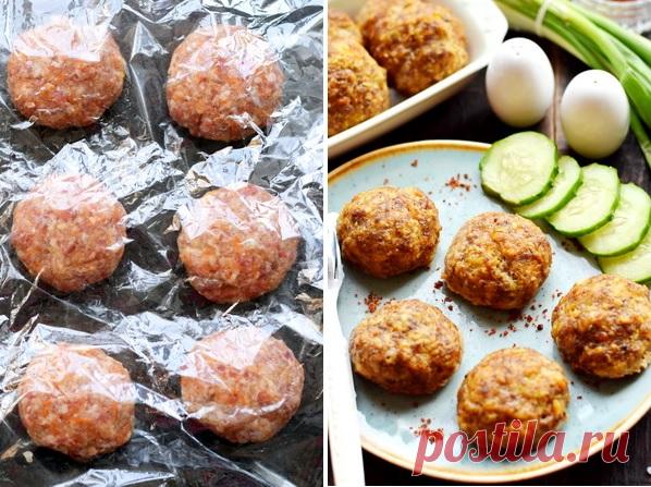 Котлеты в духовке в пакете – мягкие и сочные (+ готовятся все сразу, без брызг и стояния у плиты) - Video Recipes Котлеты любят все, но вот стоять у плиты и долго жарить – это не так уж и привлекательно. Предлагаем хороший выход – приготовить котлеты в духовке в пакете или рукаве для запекания. Котлетки получаются мягкими и сочными, при этом имеют румяную корочку. Ещё одно большое преимущество этого рецепта в том, что здесь не используется масло.