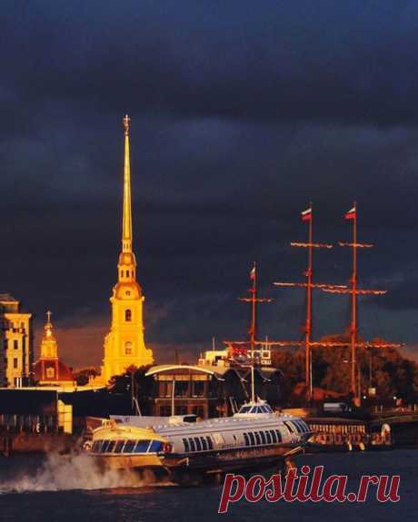 тяжелые тучи над Петропавловскою крепостью и долгожданный проблеск солнца в Северной столице