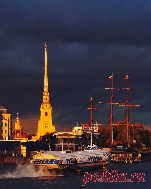 тяжелые тучи над Петропавловскою крепостью и долгожданный проблеск солнца в Северной столице