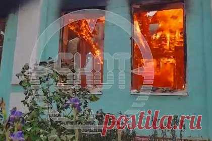 Горящий после обстрела ВСУ дом в Шебекино попал на видео. Загоревшийся после обстрела Вооруженными силами Украины (ВСУ) дом в приграничном городе Шебекино в Белгородской области попал на видео. Соответствующий ролик опубликовал Telegram-канал Shot. Показывается общий план строения, где видно, что в некоторых местах пожар еще не удалось потушить.