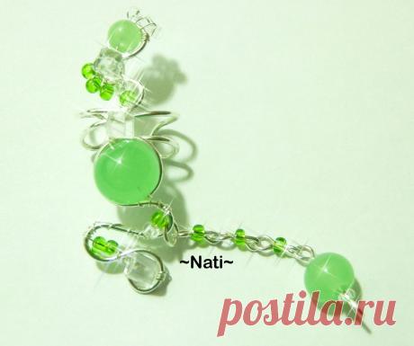 Яркий кафф приятного весеннего оттенка!
Украшение выполнено из проволоки с посеребрением. Кафф украшен тремя бусинами натурального нефрита а так же чешским бисером. 
Узнать подробнее о моём творчестве можно в моей группе: https://vk.com/vazanie_ot_nati. Так же мои украшения можно приобрести!  в моём магазине