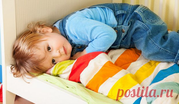 Запор у ребенка: что менять – рацион или метод воспитания? | Ни вы, ни педиатр из вашей поликлиники не можете понять, откуда эти постоянные запоры у ребенка? Вы уже обследовали его на наличие заболеваний желудочно-кишечного тракта (и ничего не нашли), по максимуму гармонизировали его рацион, введя точные нормы белков, жиров и углеводов? Стали регулярно кормить его свежими фруктами и овощами, кисломолочными продуктами? И все равно ничего не помогает?