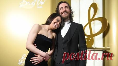 «Не помню, когда мы поженились»: Полунина — о дате свадьбы, звонке допинг-офицеров, разносе Шеховцовой и Гноме Гномыче. На приготовления к свадьбе ушло пять дней, два из которых заняли поиски платья. Об этом в интервью RT заявила бывшая фигуристка Елена Полунина, в девичестве Ильиных. По её словам, в последнее годы им с мужем не хватало времени на то, чтобы дойти до ЗАГСа и узаконить отношения. При этом само мероприятие вышло совершенно непубличным. Олимпийская чемпионка Сочи в командных…