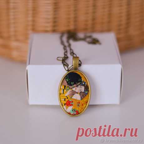 Collar colgante Decoración Beso con bordado regalo para niña el 14 de febrero en la tienda online de la Feria de Artesanía | Collar, Belaya Kholunitsa: entrega en toda Rusia. El artículo está vendido.