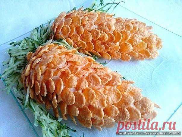 САЛАТ «ШИШКИ»
Девочки, салат ОБАЛДЕННЫЙ! Вкус — не оторваться. Приготовить — ПРОСТО!
Делала наподобие с миндалем — не всем понравилось. А с кукурузными хлопьями — объедение! И недорого получается. Можно на одном блюде несколько шишек сделать, а можно порционно. Выглядит очень эффектно. Съедят этот салат первым!

Ингредиенты:

консервированные ананасы 1 банка;
твёрдый сыр 300 г;
куриное филе 2-3 штуки;
яйца 5 штук;
майонез по вкусу;
соль, перец.

Для украшения:

свежий огур...