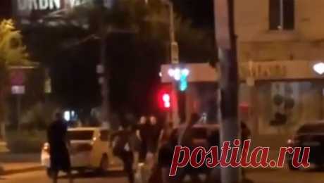 В Волгограде массовая драка попала на видео. В Волгограде массовая драка толпы мужчин с двумя молодыми людьми попала на видео. Запись разместил Telegram-канал &quot;Жесть Волгограда&quot;. Инцидент произошел поздно вечером 23 августа и закончился госпитализацией двух пострадавших. ...
