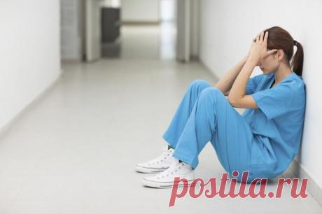 На днях по социальным сетям разлетелось стихотворение, которое нельзя назвать никак иначе как крик души. Стихотворение довольно сильно и ярко показывает всю нашу действительность.

Это стихотворение написала медсестра Лотошинской ЦРБ. Она его в одноклассниках разместила, ее заблокировали. Потом еще раз разместила, кто-то поделился, кто-то скопировал. Так и пошло....

Я камень в ваш бросаю огород,
В красивых галстуках тупые остолопы!
За что вы так не любите народ,
Кормящий ...