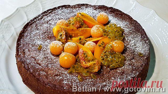 Шоколадный кекс с вареной сгущенкой. Рецепт с фото Шоколадных кексов много не бывает.  Хотя они и калорийные, но каким-то образом они всегда очень быстро исчезают... Мистика! В этом рецепте интересное сочетание сладкого кексового теста и начинки с маракуйей и томарилло. Все эти фрукты оказались очень вкусными в сочетании со сладким шоколадом! Свежо и необычно. А сладкие фрукты к этому шоколадному кексу совсем не пошли, приторно бы было. При желании можно подать немного взбитых сливок.

