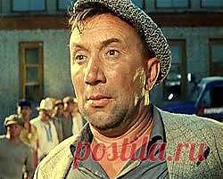 Все помнят очень выразительную сцену из сюжета «Напарник» золотого фильма «Операция Ы» и другие приключения Шурика», когда после порки Федя, которого играет прекраснейший актер (между прочим, с героическим прошлым!) Алексей Смирнов, соглашается на любую работу. Фабула этой сцены