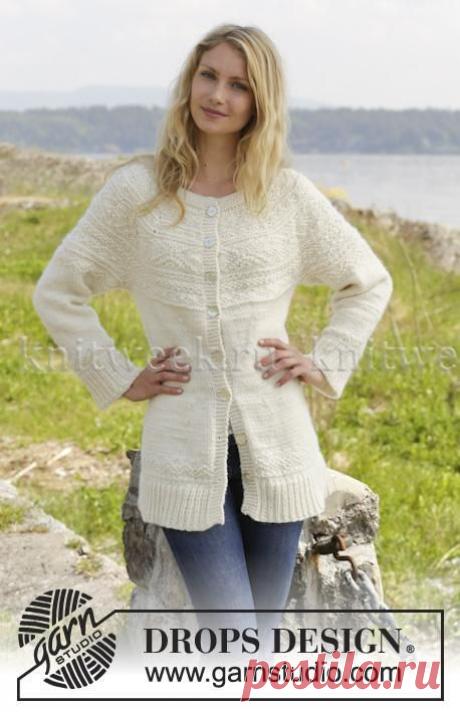 Белый жакет спицами с круглой кокеткой на knitweek.ru