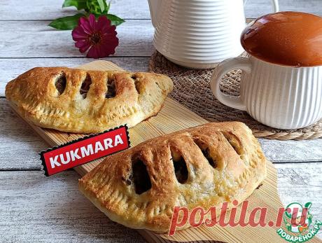 Пироги с жареной куриной печенью. Пироги с помидором, Моцареллой и жареной куриной печенью с луком. Пироги большие.
