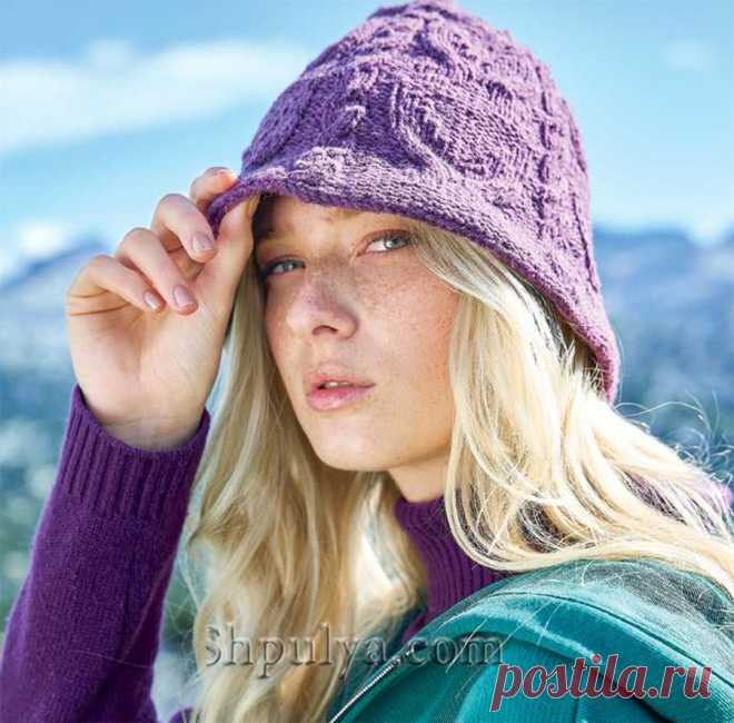 Красивая шляпа связана спицами узором из «Кос» и узором «Бабочки» из шерсти с шелком лавандового цвета.