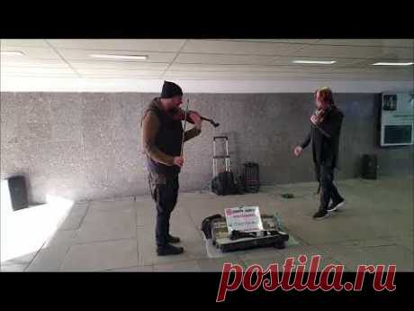 Обалденная музыка в подземном переходе