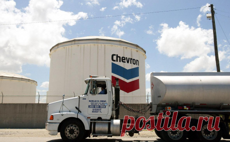 Американская Chevron сохранит прокачку нефти через Россию. Американская нефтегазовая корпорация Chevron не намерена прекращать прокачку нефти из Казахстана через территорию России, заявил председатель совета директоров компании Майк Вирт в интервью Fox News.