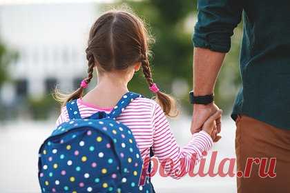 Российская семиклассница пропала после свидания с 45-летним мужчиной. В Бурятии шестой день ищут семиклассницу, которая пропала после свидания с 45-летним мужчиной. Российская школьница уже уходила из дома около года назад. Тогда мать девочки нашла в ее телефоне переписку со взрослым ухажером. Подросток в том диалоге представлялась студенткой колледжа.