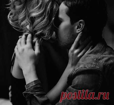 Зацеловать тебя и чувствовать до донышка…
Забыть все грустное…, вздохнуть, застыть беспомощной
Тебе на ушко прошептать «Родное солнышко!»
И на руках твоих …, мне стать бы легче перышка…

До опьянения …, смотреть в глаза красивые
Щекой к щеке и вниз губами …, до безумствия
По телу пальчиком тире и точки …, линии,
С такою силою обнять …, чтоб сердце чувствовать…

Дышать бы воздухом на вздохе …, опьяняющим
Чуть слышно шепотом тебя назвать по имени,
Всю нежность в выдохе излит...