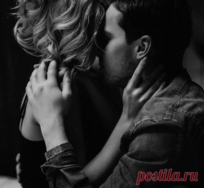 Зацеловать тебя и чувствовать до донышка…
Забыть все грустное…, вздохнуть, застыть беспомощной
Тебе на ушко прошептать «Родное солнышко!»
И на руках твоих …, мне стать бы легче перышка…

До опьянения …, смотреть в глаза красивые
Щекой к щеке и вниз губами …, до безумствия
По телу пальчиком тире и точки …, линии,
С такою силою обнять …, чтоб сердце чувствовать…

Дышать бы воздухом на вздохе …, опьяняющим
Чуть слышно шепотом тебя назвать по имени,
Всю нежность в выдохе излит...