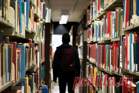 Мужчина четыре года притворялся студентом из страха перед родителями. Пользователь Reddit расссказал о необычном случае, свидетелем которого он стал во время обучения в бизнес-школе в 1980-е годы. Парень провалил все экзамены после первого же семестра, и его исключили. Однако он на протяжении четырех лет притворялся студентом из страха перед родителями.
