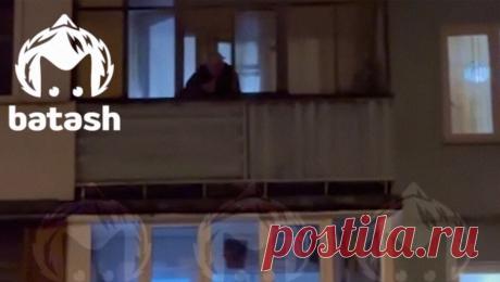 Россиянка выпрыгнула с балкона, спасаясь от пьяного мужа с топором. В столице Башкирии случайные прохожие спасли женщину, которая пыталась сбежать от пьяного мужа, выпрыгнув с балкона третьего этажа. Об этом сообщается в Telegram-канале Mash Batash. Инцидент произошел вечером 14 ноября, свидетелями ...