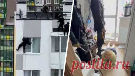 В Ленобласти полиция пробралась в квартиру наркодилеров через окно. В Ленобласти задержали подозреваемых в сбыте наркотиков. Об этом сообщает управление МВД по региону. Инцидент произошел в Мурино. Правоохранители проникли в квартиру подозреваемых с крыши, через окна и двери. В результате задержали ...