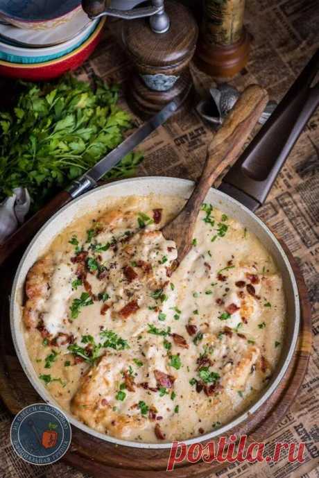 (31) Курица в соусе с чесноком и хрустящим беконом - БУДЕТ ВКУСНО! - медиаплатформа МирТесен Здравствуй, честной народ. Вы не поверите, но у нас таки осень. Желтые и оранжевые листья, сквозь которые офигенно светит солнце, дико красиво, доложу я вам. На прошлой неделе меня выбило из привычного графика, поэтому сегодня я принес вам незамысловатую, но крайне домашнюю и «уютную» что-ли штуку.