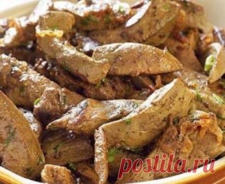 10 ВКУСНЕЙШИХ Рецептов из ПЕЧЕНИ.
1♨Печень, тушенная в сметане.
._____________________________________________________
печень говяжья ок. 500 г
1 луковица
1 стакан молока
200 г сметаны
соль, перец
мука, растительное масло
Печень нарезать длинными кусочками, залить молоком и вымачивать 
часа 2. 
Затем обвалять в муке с солью. 
На растительном масле слегка обжарить лук, нарезанный полукольцами,
добавить печень, помешивая-переворачивая обжарить до легкого румянца.
По вкусу-соль, перец. 
Залить все