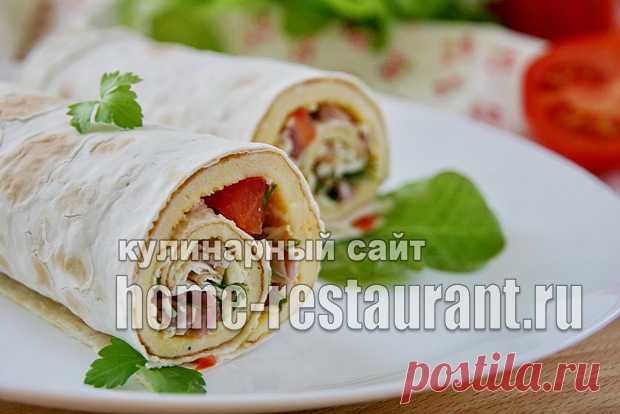 Омлет в лаваше с ветчиной, помидорами и сыром.