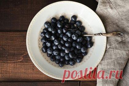 Россиянам перечислили продукты для поддержания здоровья глаз. Ни одна диета не способна улучшить зрение, однако некоторые продукты помогают поддерживать здоровье глаз и предотвращать развитие заболеваний, уверен офтальмолог и офтальмохирург Виктор Борзых. Врач посоветовал чаще есть морскую рыбу, шпинат, чернику, голубику, а также орехи и яйца.