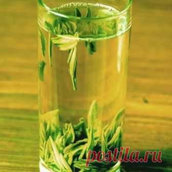 Лосьон для жирной кожи из чая: 
В 1 стакан охлажденного зеленого чая добавьте 2 столовые ложки лимонного сока, или же водки. 
После протирания такой смесью хорошо устраняется лишний блеск с кожи, она становится матовой, улучшается цвет лица.