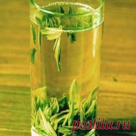 Лосьон для жирной кожи из чая: 
В 1 стакан охлажденного зеленого чая добавьте 2 столовые ложки лимонного сока, или же водки. 
После протирания такой смесью хорошо устраняется лишний блеск с кожи, она становится матовой, улучшается цвет лица.
