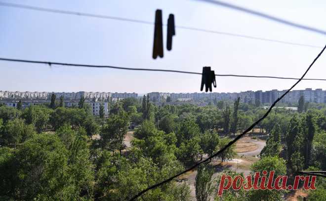 В Луганске прогремело несколько взрывов. Удар пришелся по промзоне Луганска на юго-востоке города, сообщил Марочко. Последний раз о сильных взрывах в Луганске власти сообщали в середине мая, тогда они обвинили ВСУ в обстреле города британскими ракетами Storm Shadow