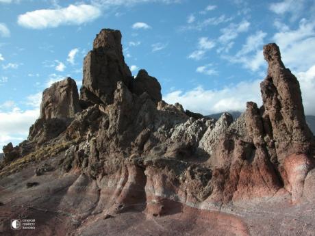 Лос Рокес де Гарсия или «Палец Бога» (Los Roques de Garcia), Тенерифе Без этого национального символа трудно представить Тенерифе. Этот пейзаж настолько хорошо разрекламирован, что видели его практически во всех уголках планеты на буклетах, плакатах, открытках. Чем же он так примечателен? Эти скалы имеют очень причудливые формы, которые являются продуктом...