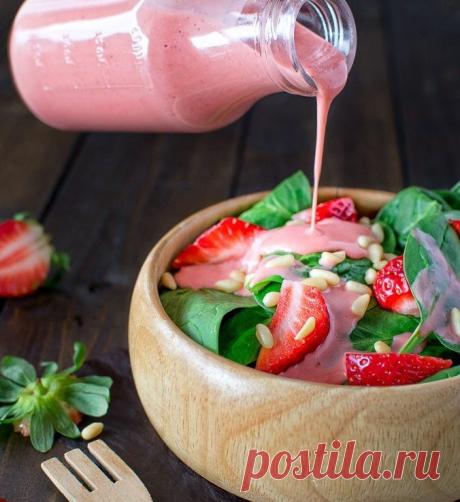 Легкий салат из шпината с клубникой, рецепт с фото