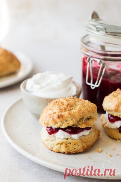 Сконы
#веганство@just_veg

Ингредиенты:

• 500 гр муки
• 2 столовые ложки разрыхлителя
• 2 столовые ложки с горкой очень мелкого сахара
• Щепотка соли
• 100 гр кокосового масла
• Примерно 320 мл миндального молока (или другого растительного)

Для глазури:
• 2 столовые ложки миндального молока
• 2 чайные ложки кленового сиропа
• 2 чайные ложки оливкового масла
• Сахар для посыпки

Для подачи:
• Густой кокосовый йогурт
• Малиновый или клубничный джем

Приготовление:

1. Прос...