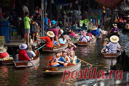 Посетившую Таиланд россиянку удивило отношение местных к русским и украинцам. Российская путешественница сообщила, что жители Таиланда выражают сдержанную неприязнь к россиянам и симпатию к украинцам. Девушка отметила, что раньше тайцы причисляли россиян, украинцев и белорусов к одной нации. Однако после обострения кризиса на Украине в феврале ситуация резко изменилась.