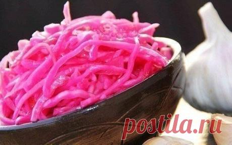 Маринованная капуста со свеклой

Ингридиенты::
● капуста белокочанная - 2 кг; 
● свекла крупная - 1 шт.; 
● морковь - 2 шт.; 
● чеснок - 2-3 зубчика. 

Для маринада: 
● вода - 1 литр; 
● сахар - 120 г; 
● растительное масло - 100 мл; 
● уксус 9% - 150 мл; 
● соль - 2,5 ст. л.; 
● перец горошком - 4-5 шт.; 
● лавровый лист - 2-3 шт. 

ПРИГОТОВЛЕНИЕ:
Капусту тонко нашинковать. Морковь и свёклу очистить и натереть на крупной тёрке. Чеснок почистить и нарезать на тонкие лепест...